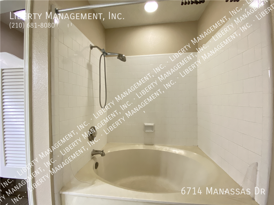 3 Bedroom, 2 Bath Home in Lincoln Park property image