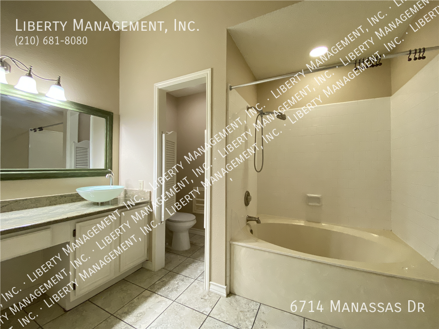 3 Bedroom, 2 Bath Home in Lincoln Park property image