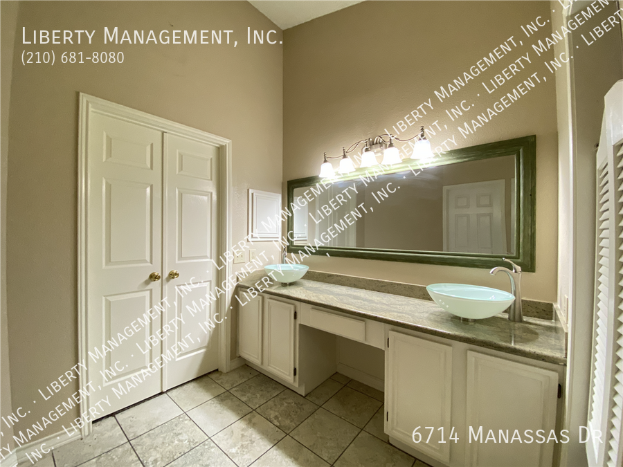 3 Bedroom, 2 Bath Home in Lincoln Park property image