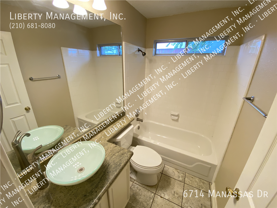 3 Bedroom, 2 Bath Home in Lincoln Park property image