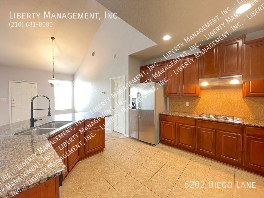 Stunning 4 Bedroom, 2 Bath Home in Alamo Ranch Featuring a Media/Theater Room! property image