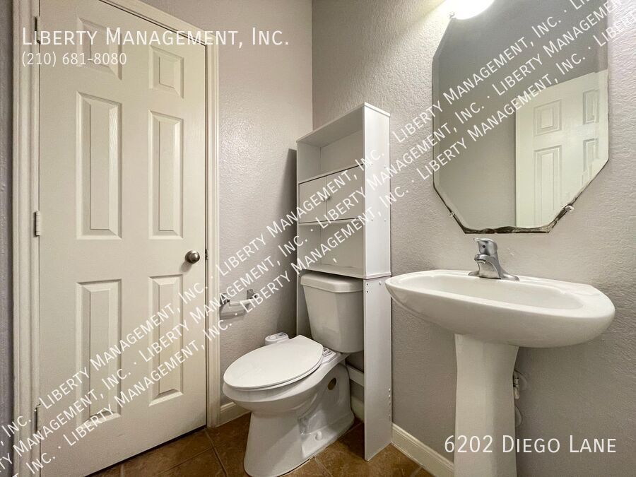 Stunning 4 Bedroom, 2 Bath Home in Alamo Ranch Featuring a Media/Theater Room! property image
