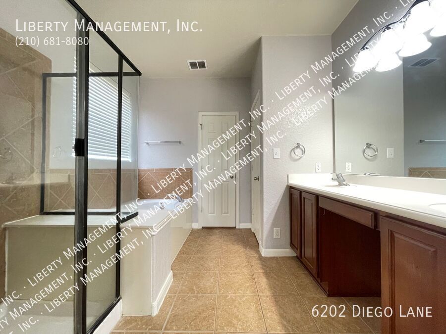 Stunning 4 Bedroom, 2 Bath Home in Alamo Ranch Featuring a Media/Theater Room! property image