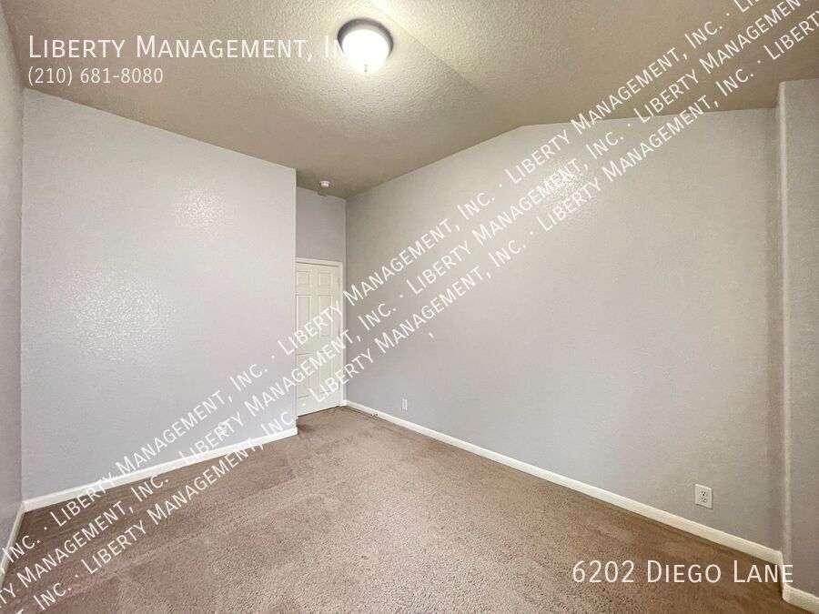 Stunning 4 Bedroom, 2 Bath Home in Alamo Ranch Featuring a Media/Theater Room! property image