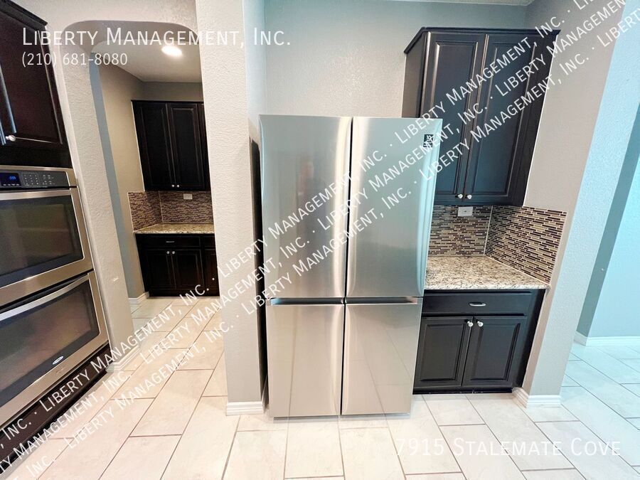 Spacious 5 Bed, 3.5 Bath Home on a 1/4 acre Cul-de-sac lot property image
