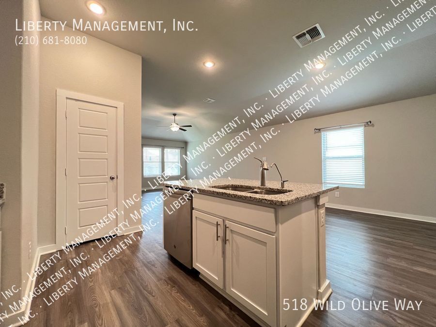 Beautiful 2 Bedroom, 2 Bath, with a Bonus Flex/Study Room property image