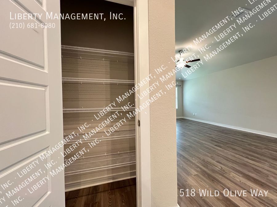 Beautiful 2 Bedroom, 2 Bath, with a Bonus Flex/Study Room property image