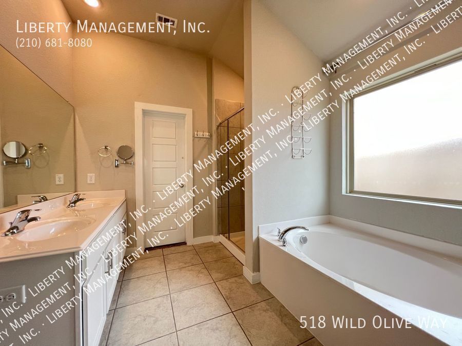 Beautiful 2 Bedroom, 2 Bath, with a Bonus Flex/Study Room property image