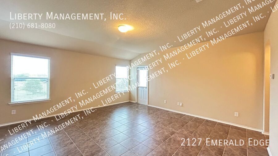 Beautiful 3 bedroom, 2 bath home near 1604 and 90 property image