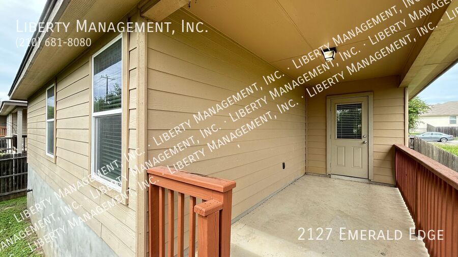 Beautiful 3 bedroom, 2 bath home near 1604 and 90 property image