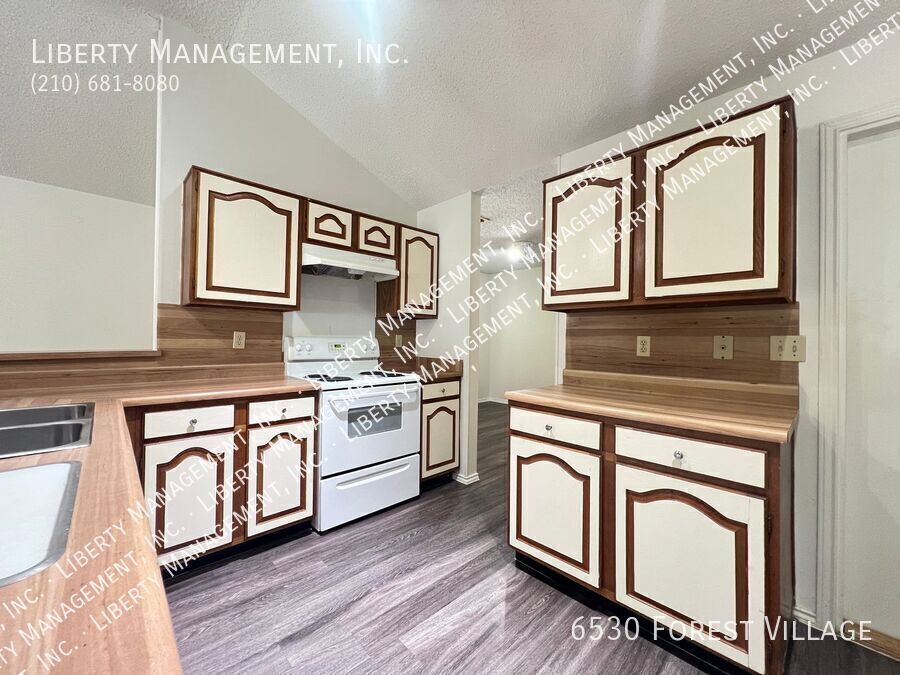 3 Bedroom, 2 Bath Home with Brand New Flooring Throughout property image