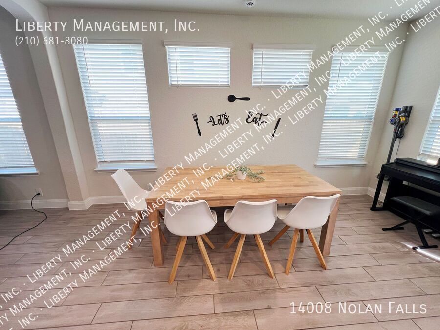 4 Bed, 2.5 Bath Home with 3 Car Garage property image