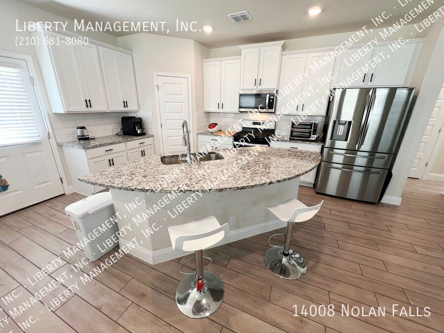 4 Bed, 2.5 Bath Home with 3 Car Garage property image
