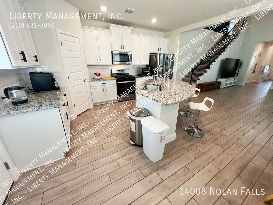 4 Bed, 2.5 Bath Home with 3 Car Garage property image