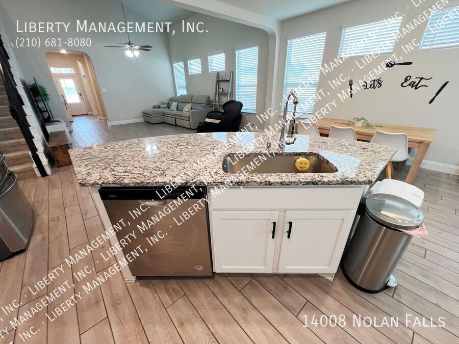 4 Bed, 2.5 Bath Home with 3 Car Garage property image