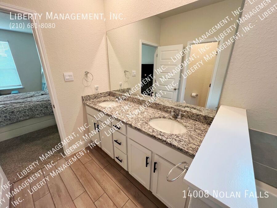 4 Bed, 2.5 Bath Home with 3 Car Garage property image