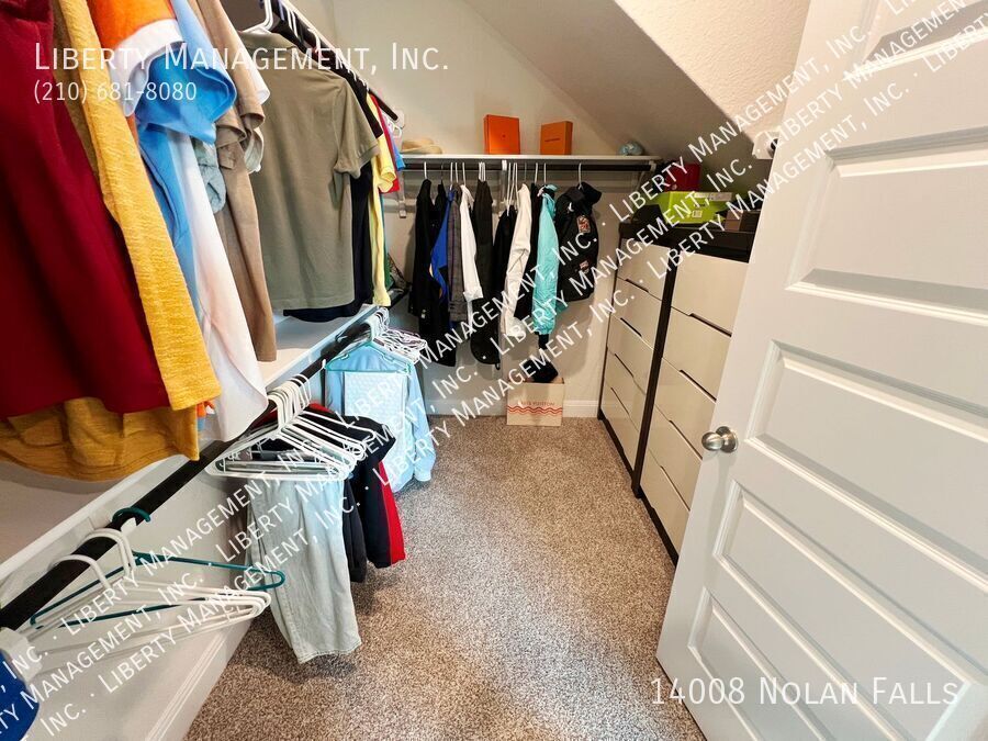 4 Bed, 2.5 Bath Home with 3 Car Garage property image