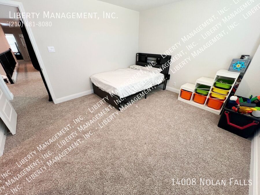 4 Bed, 2.5 Bath Home with 3 Car Garage property image