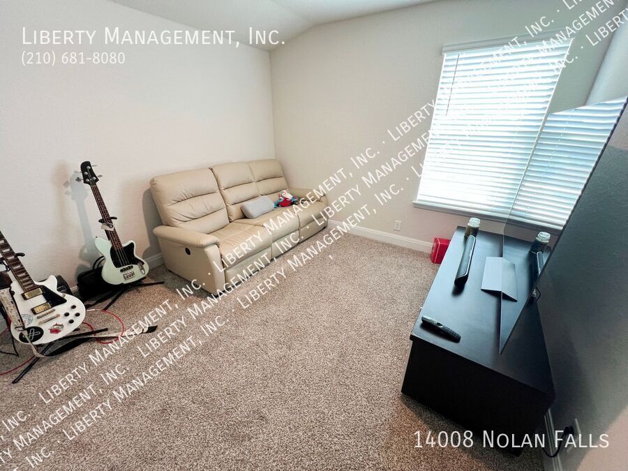 4 Bed, 2.5 Bath Home with 3 Car Garage property image